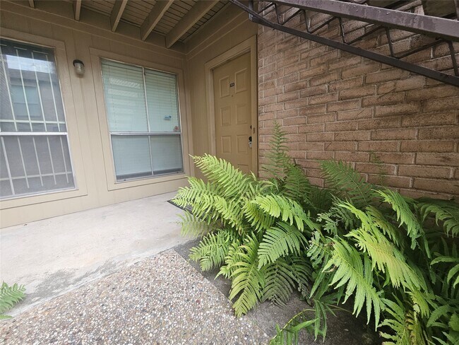 Building Photo - 700 Thicket Ln