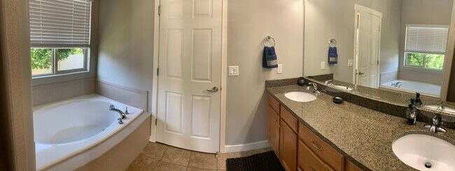 Building Photo - 10293 S Jordan Creek Dr