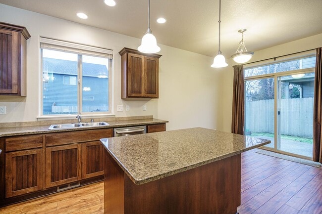 Building Photo - 3 Bedroom 2.5 Bath with Rasied Garden Beds - Felida Park Neighborhood
