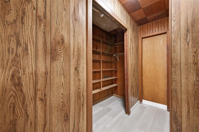 Building Photo - 815 Brooks Ave