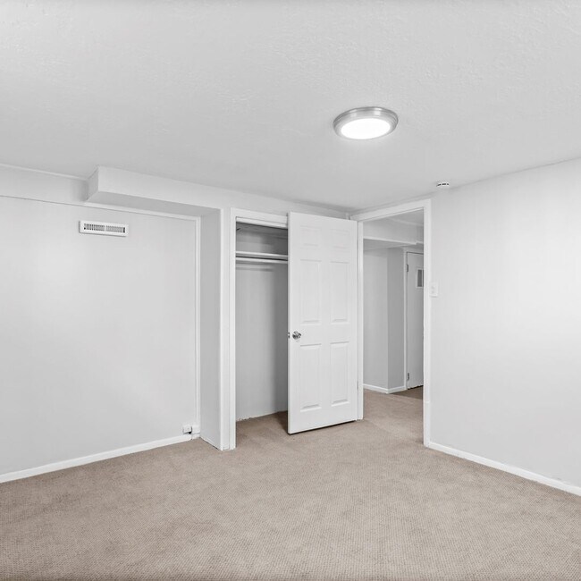 Building Photo - Salt Lake 5 Bedroom Home