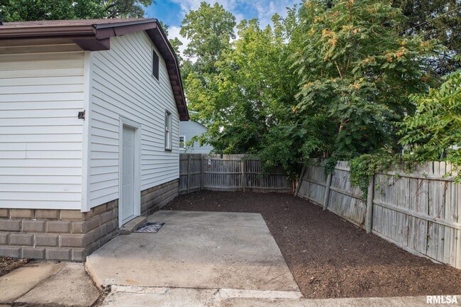 Building Photo - 4515 Drake Dr