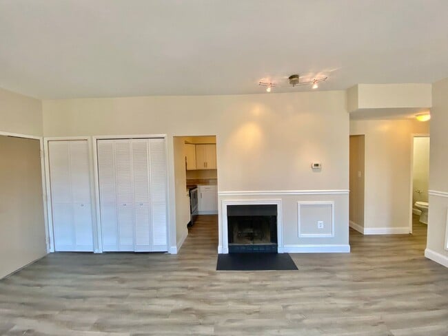 Building Photo - Large  Sunny Dupont Circle 2 bed 2 bath Ap...