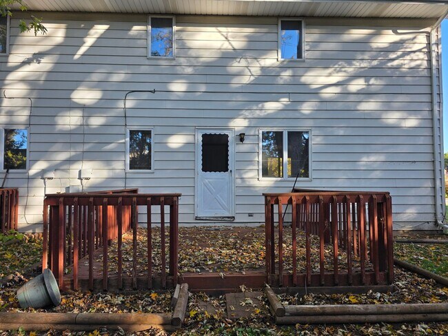 Building Photo - 624-626 Crestview Drive