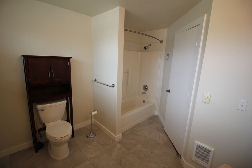 Full Bath - 204 Northeast 5th Avenue