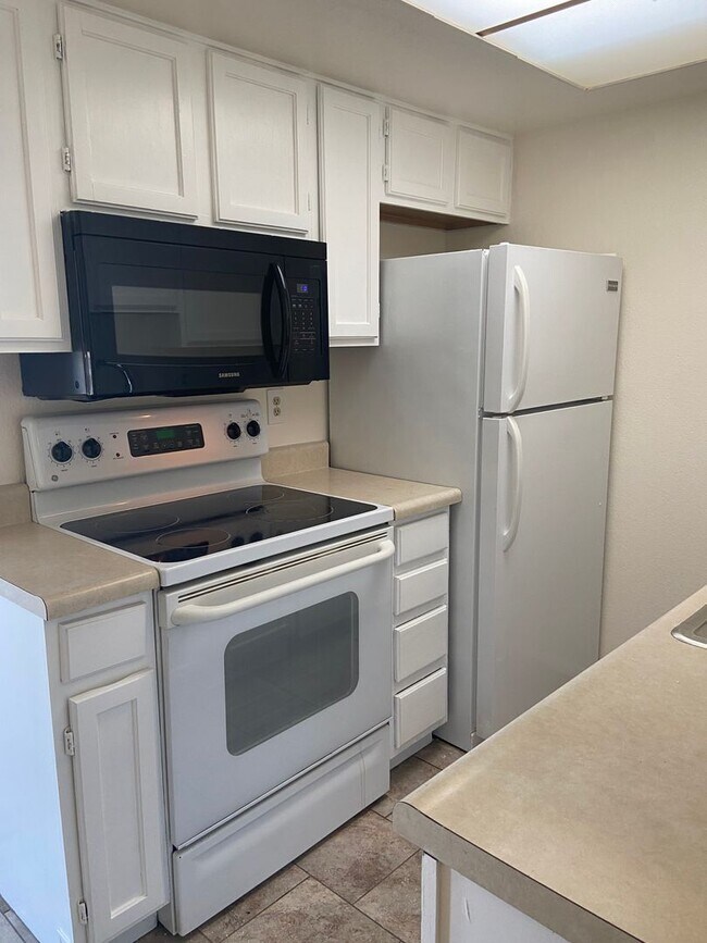 Building Photo - 1 Bedroom 1 bath w/attached garage