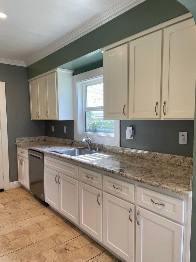 Building Photo - Single Family Home in East Sacramento W/Pool