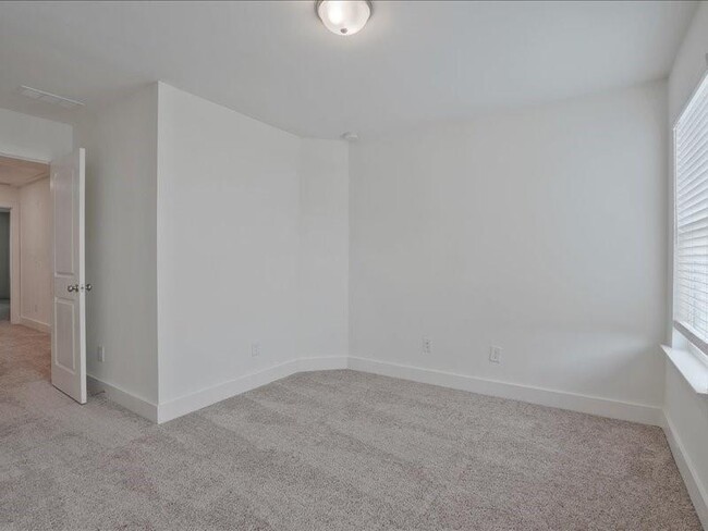 Building Photo - 1809 Edgehill Dr