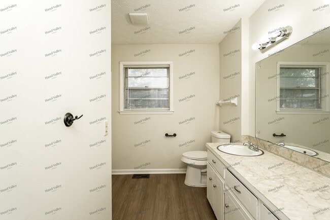 Building Photo - 645 Sunset Dr