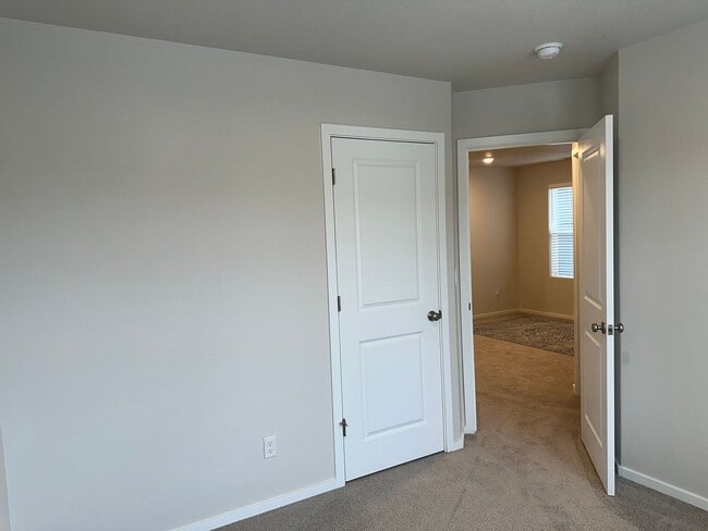 Building Photo - Newer 4 bedroom 2.5 bathroom house! AVAILA...