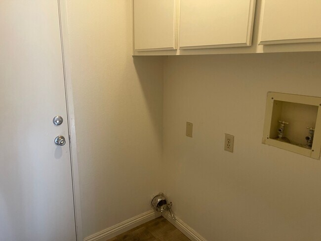 Building Photo - 2215 Lobelia Ave