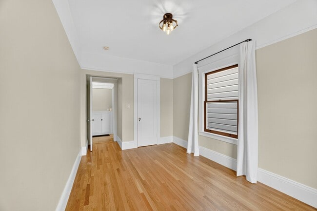 Building Photo - Charming Sunset Home with Hardwood Floors ...
