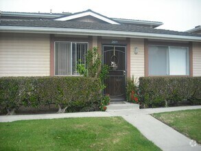 Building Photo - Popular Townhouse - All-Gas Appliances