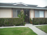 Building Photo - Popular Townhouse - All-Gas Appliances