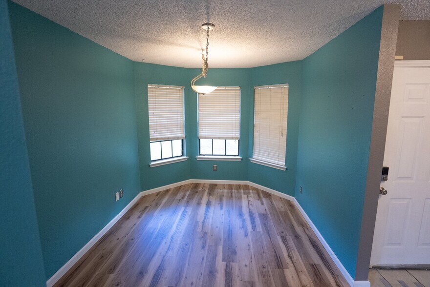 Building Photo - 9904 Briar Ridge Dr