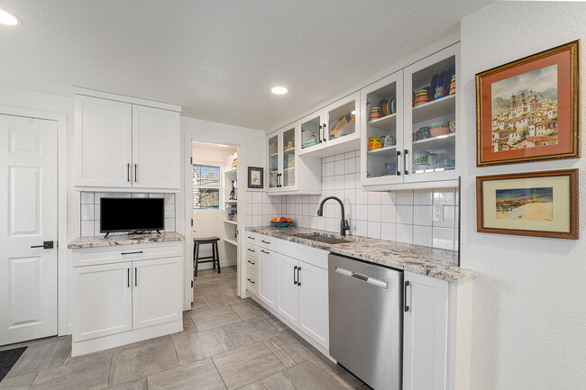 Brand new custom kitchen with walk in pantry and flat screen tvflat-screen tv - 881 3rd St