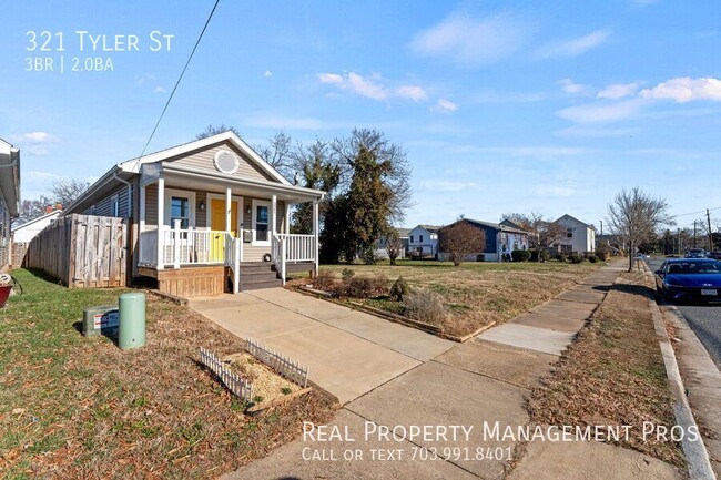 Building Photo - Downtown Fredericksburg Gem: Stylish Rambl...