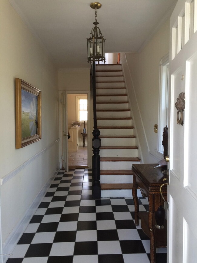 Building Photo - 35 Rockview Dr