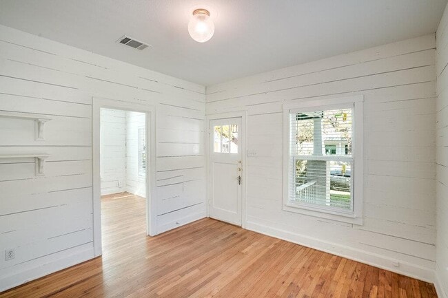 Building Photo - 809 Theresa Ave