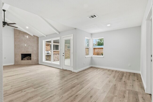 Building Photo - 15215 Parkville Dr