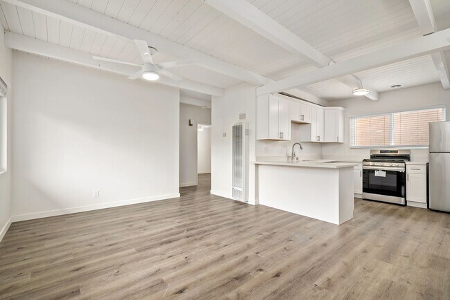 Building Photo - Quiet Comfortable Upstairs 2 Bedroom 1 Bat...