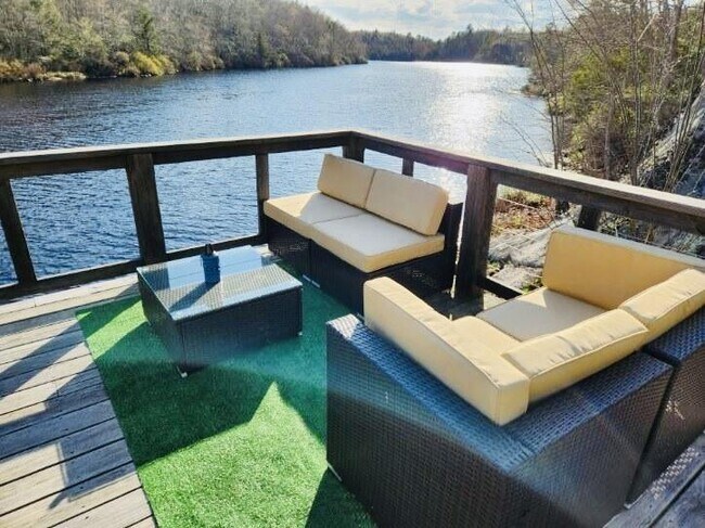 Building Photo - 39 Berrie Ln