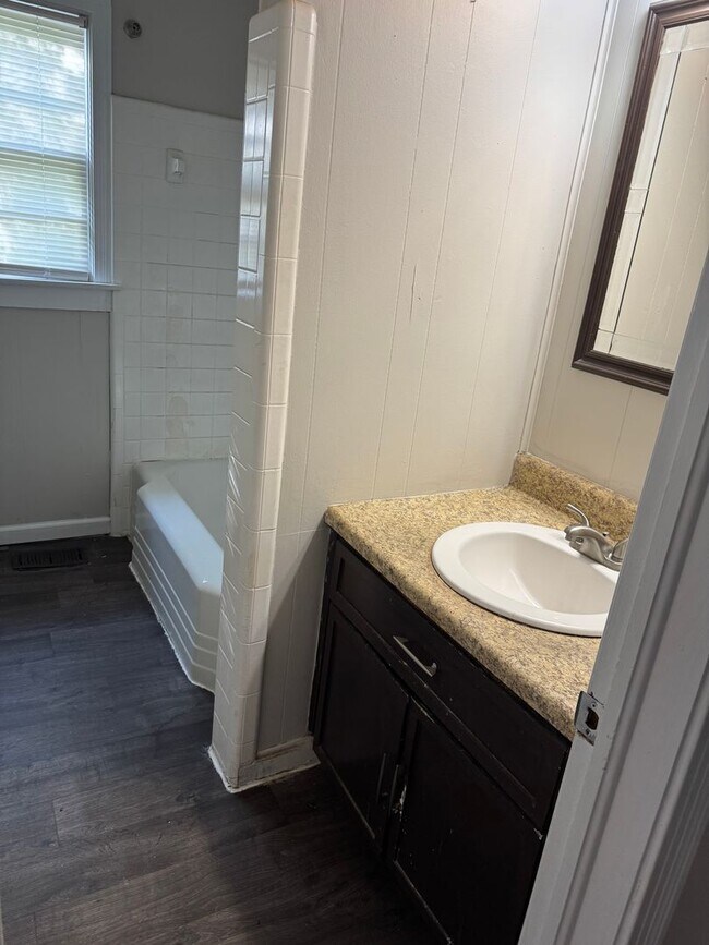 Building Photo - 320 W 41st St