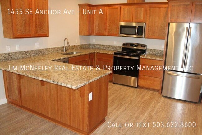 Building Photo - 3 Bed/ 2 Bath Duplex with One Car Garage