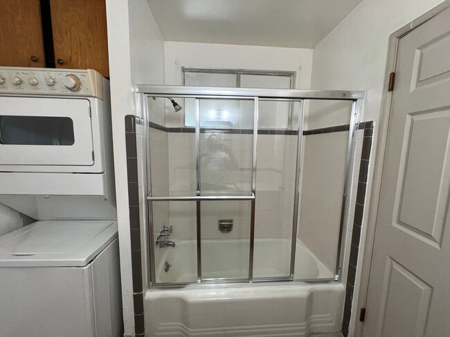 Building Photo - Single story one bedroom unit with covered carport!