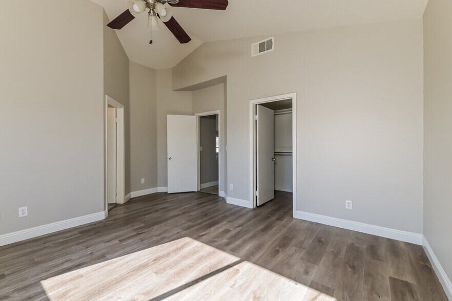 Building Photo - 2519 Hollow Oak Ave