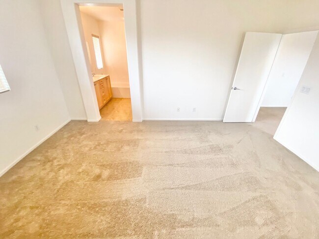 Building Photo - CUTE 3 BEDROOM / 2.5 BATHROOMS, TOWNHOME W...