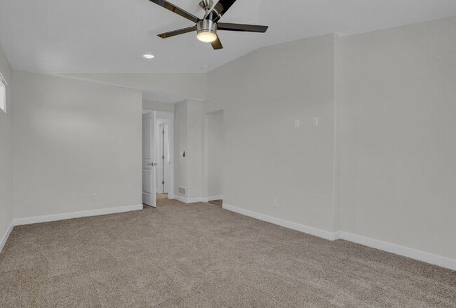 Building Photo - Modern 3-Bedroom Townhome – Conveniently L...