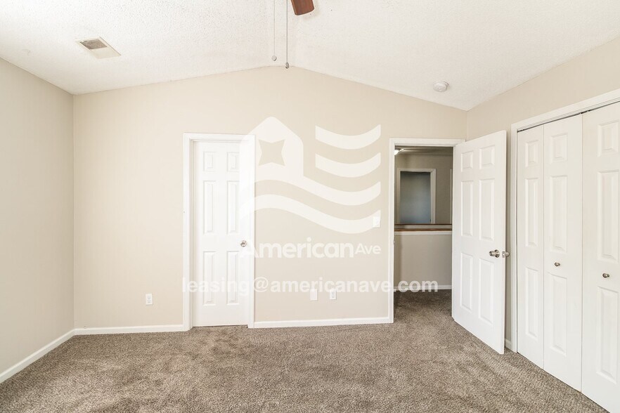 Building Photo - 402 Castle Ridge Dr