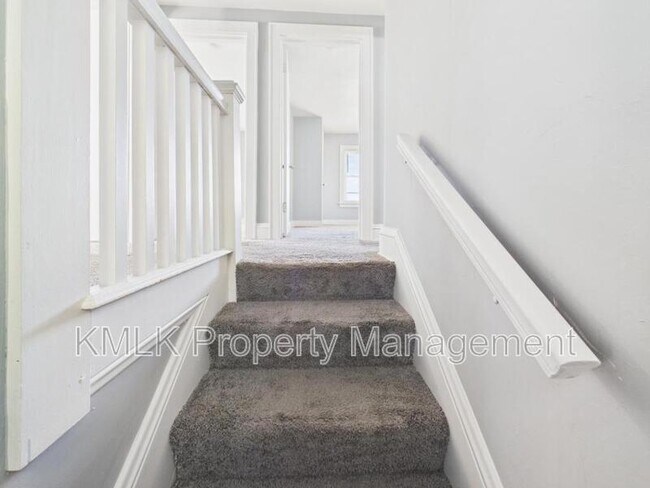 Building Photo - 903 Donald Ave