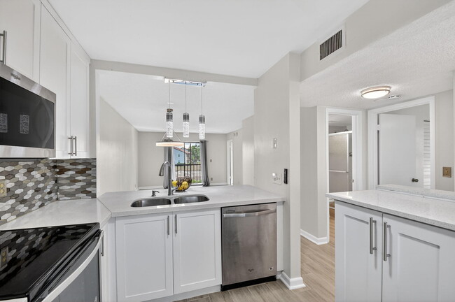 Building Photo - 7142 Golf Colony Ct