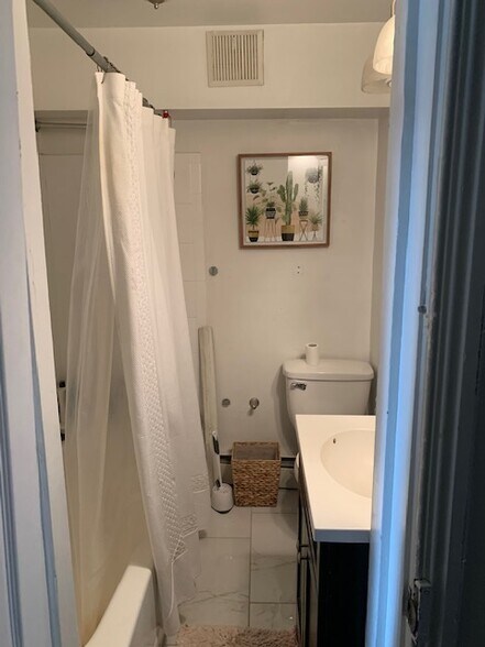 Bathroom 2 - 2118 Fitzwater St