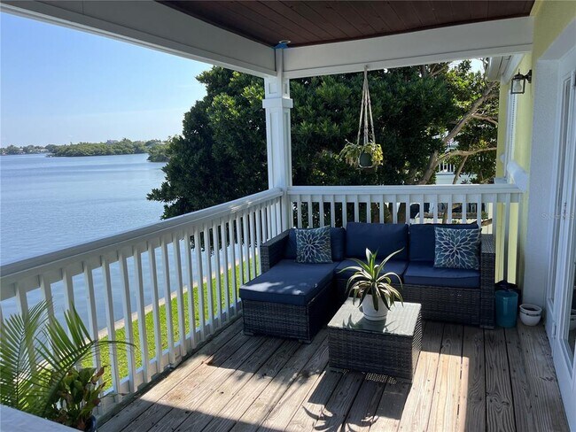 Building Photo - 205 Pompano Dr SE