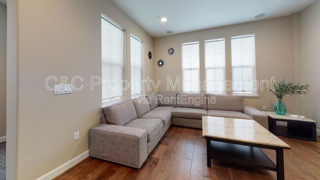 Building Photo - 412 Bungalow Dr
