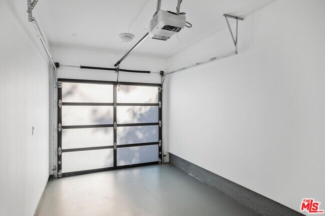 Building Photo - 3526 Kelton Ave