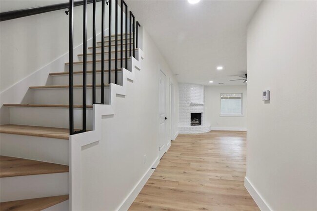 Building Photo - 1742 Hill Top Ln