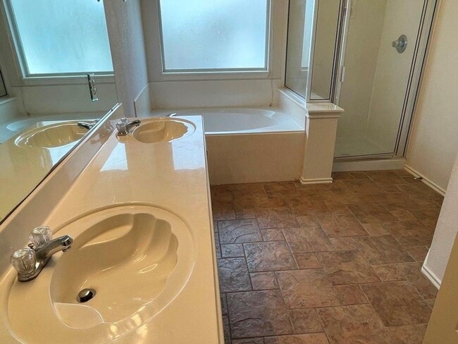 Building Photo - Spacious open floor plan with this desirab...