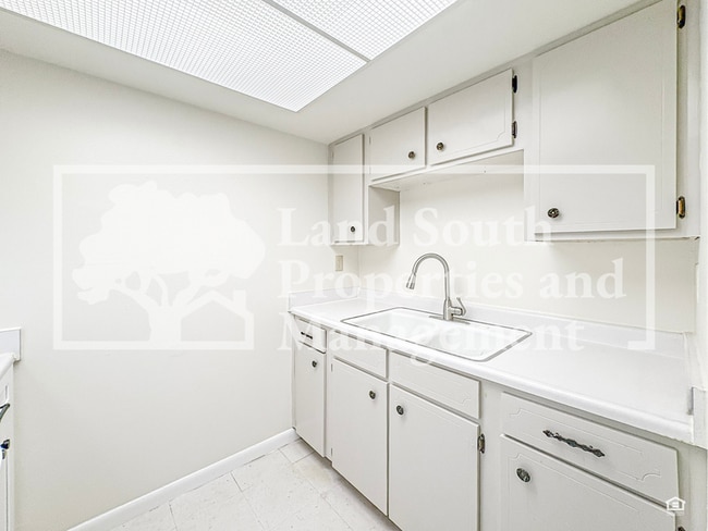 Building Photo - 725 E Lime St