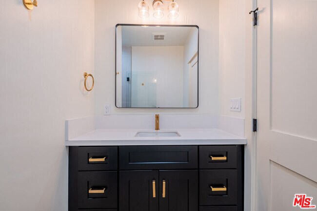 Building Photo - 216 N Catalina Ave