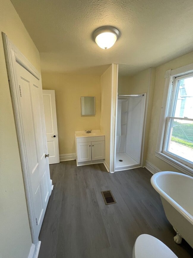 Building Photo - Beautifully renovated 3 bedroom home in Ne...