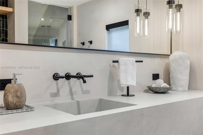 Building Photo - 1000 NW 9th Ct