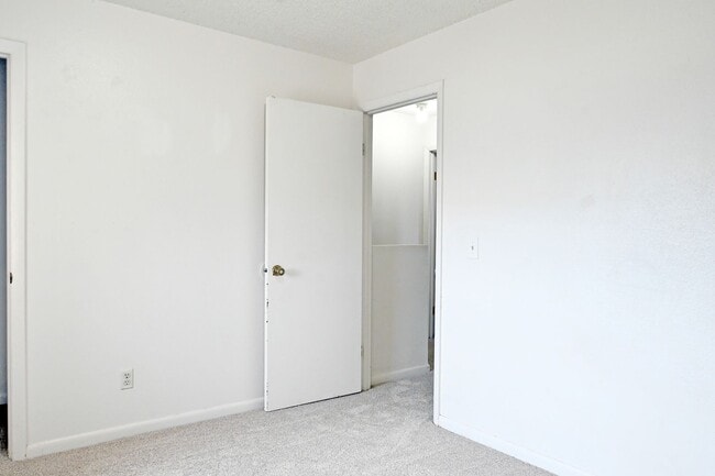 Building Photo - 2 bed 1 Bath townhouse