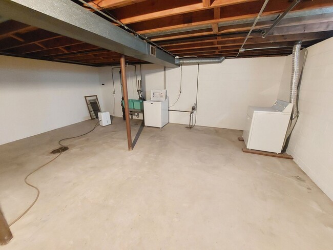 Building Photo - 3 bedroom 1.5 bath home with attached 1 ca...