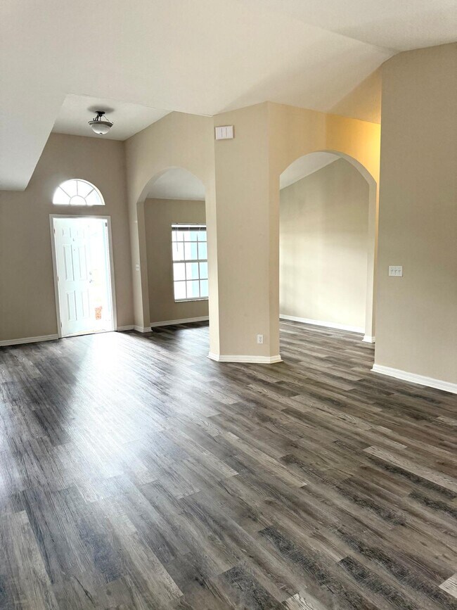 Building Photo - 549 SW Prater Ave