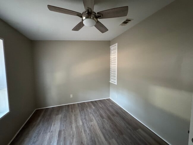 Building Photo - 237 Temple Cir W