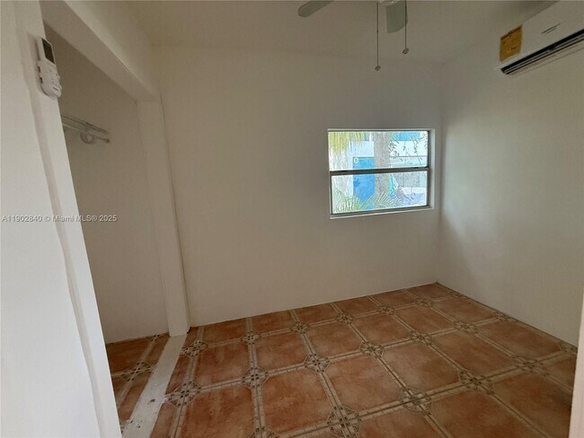 Building Photo - 906 SW 14th Ave